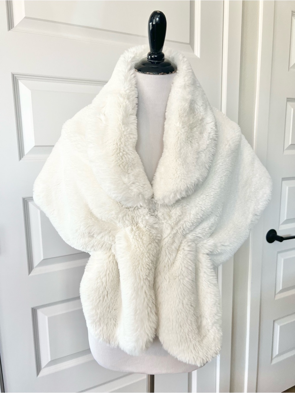 Caracilia Faux Fur Bridal Shawl Wrap Womens Small Off White Wedding Stole NWOT